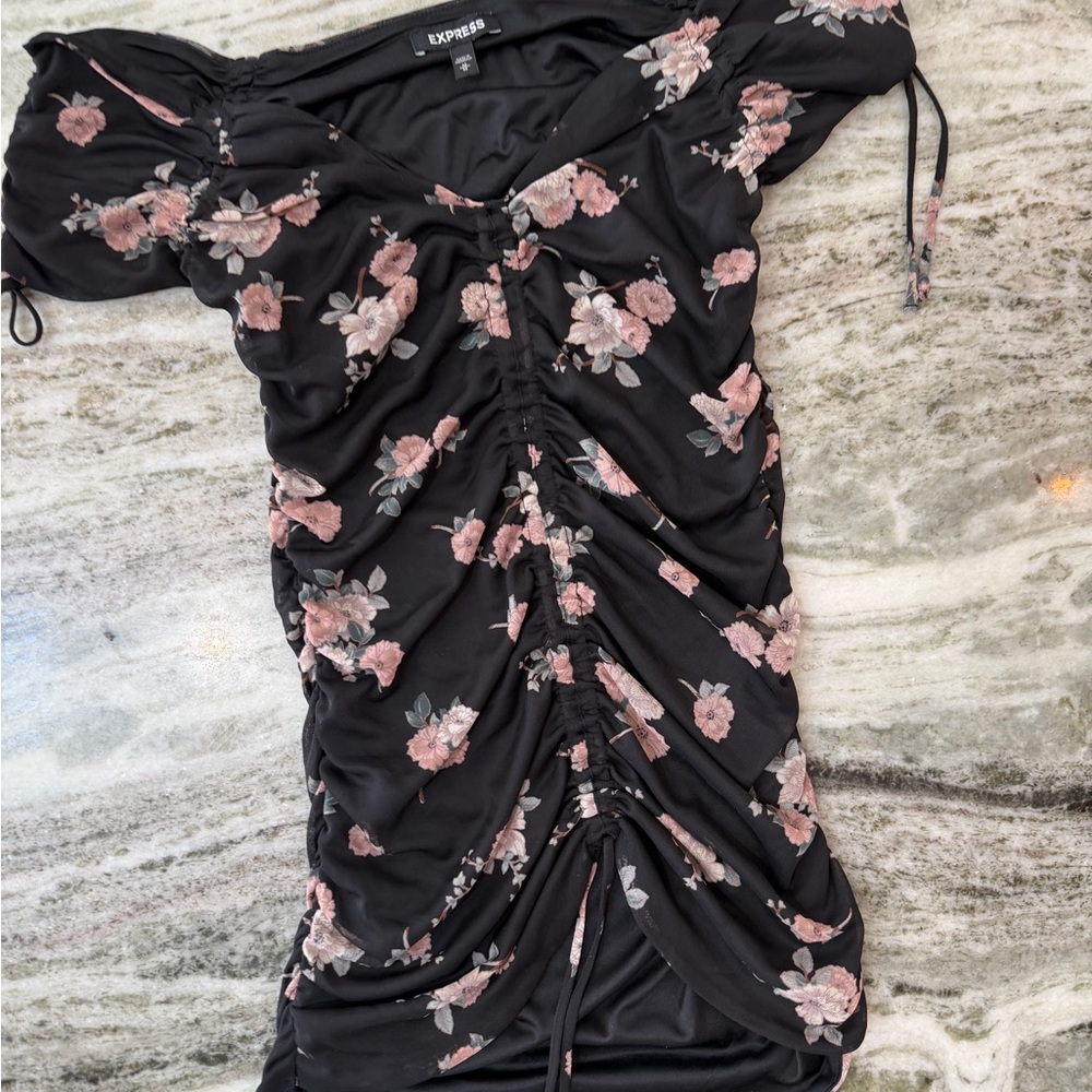 Express Black Floral Ruched Top - Picture 3 of 5